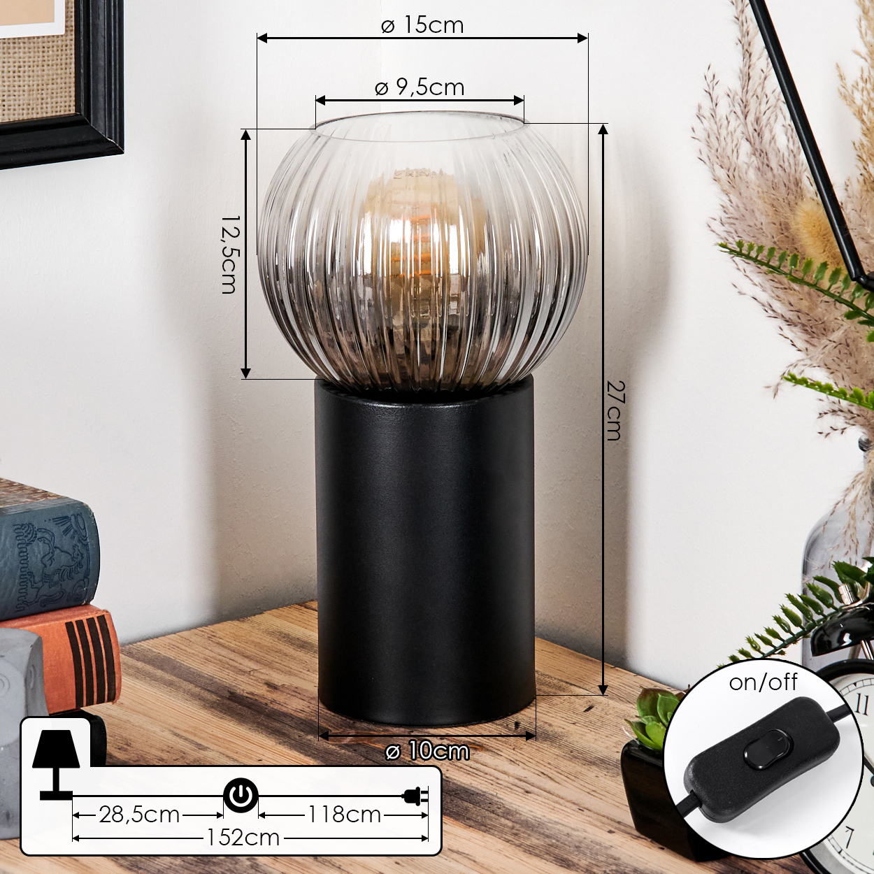 Eine Tischlampe mit schwarzem Sockel und Glasschirm. Es gibt einen Ein-/Ausschalter und Messungen um die Lampe herum.