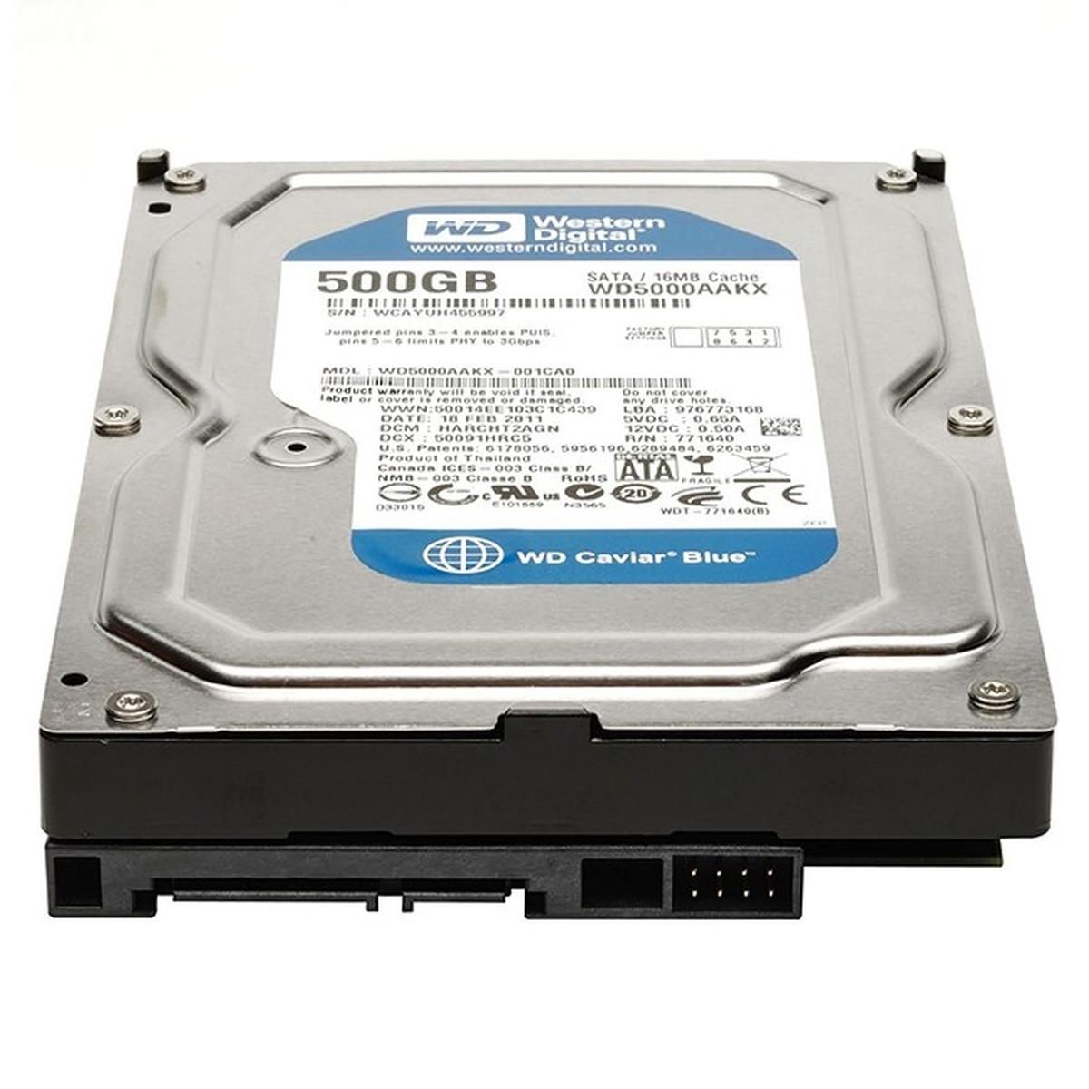 Un disco rigido di Western Digital. È argento e nero con etichette. Dice WD Caviar Blue 500GB.