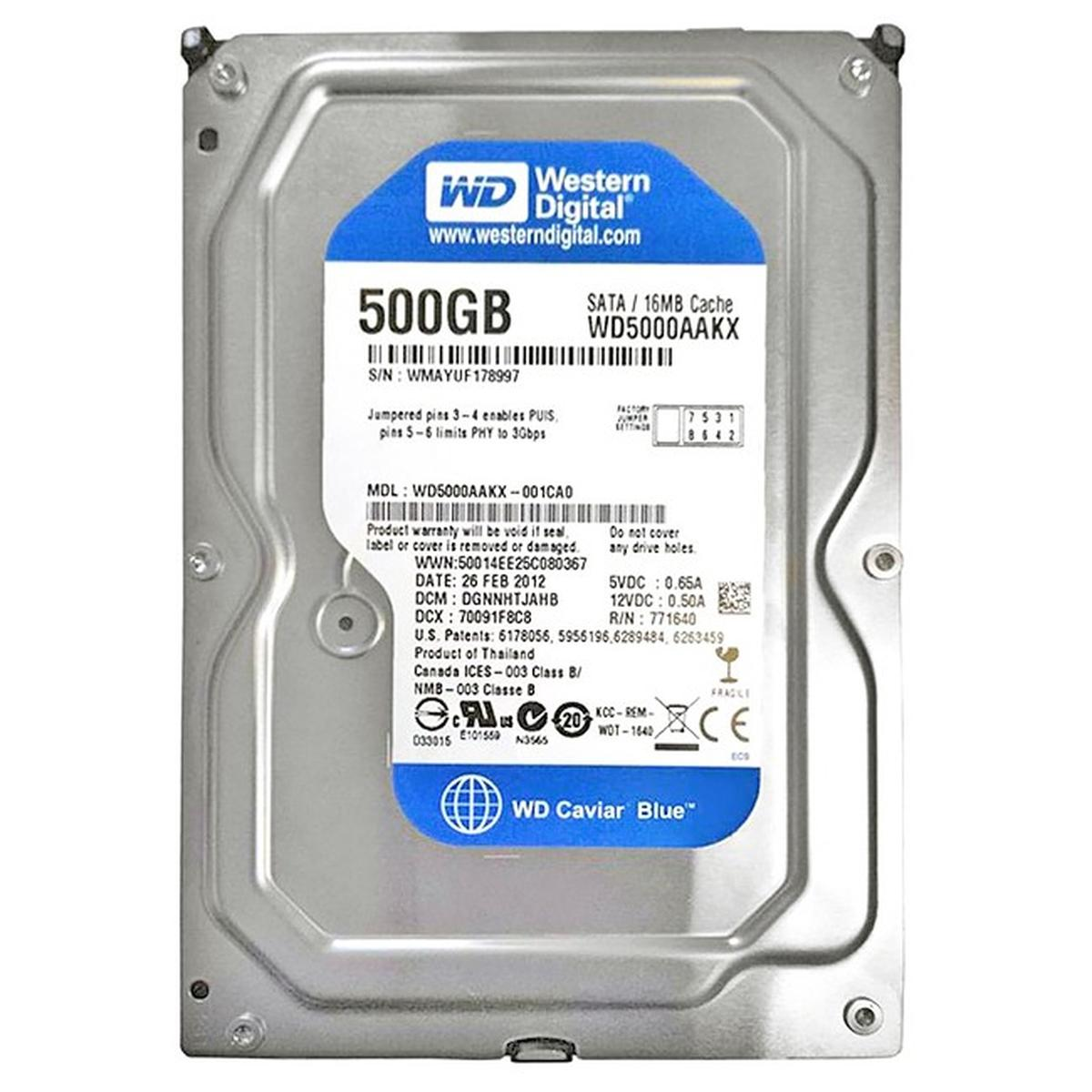 Un disco rigido Western Digital da 500 GB. Ha un'etichetta blu con testo e specifiche.
