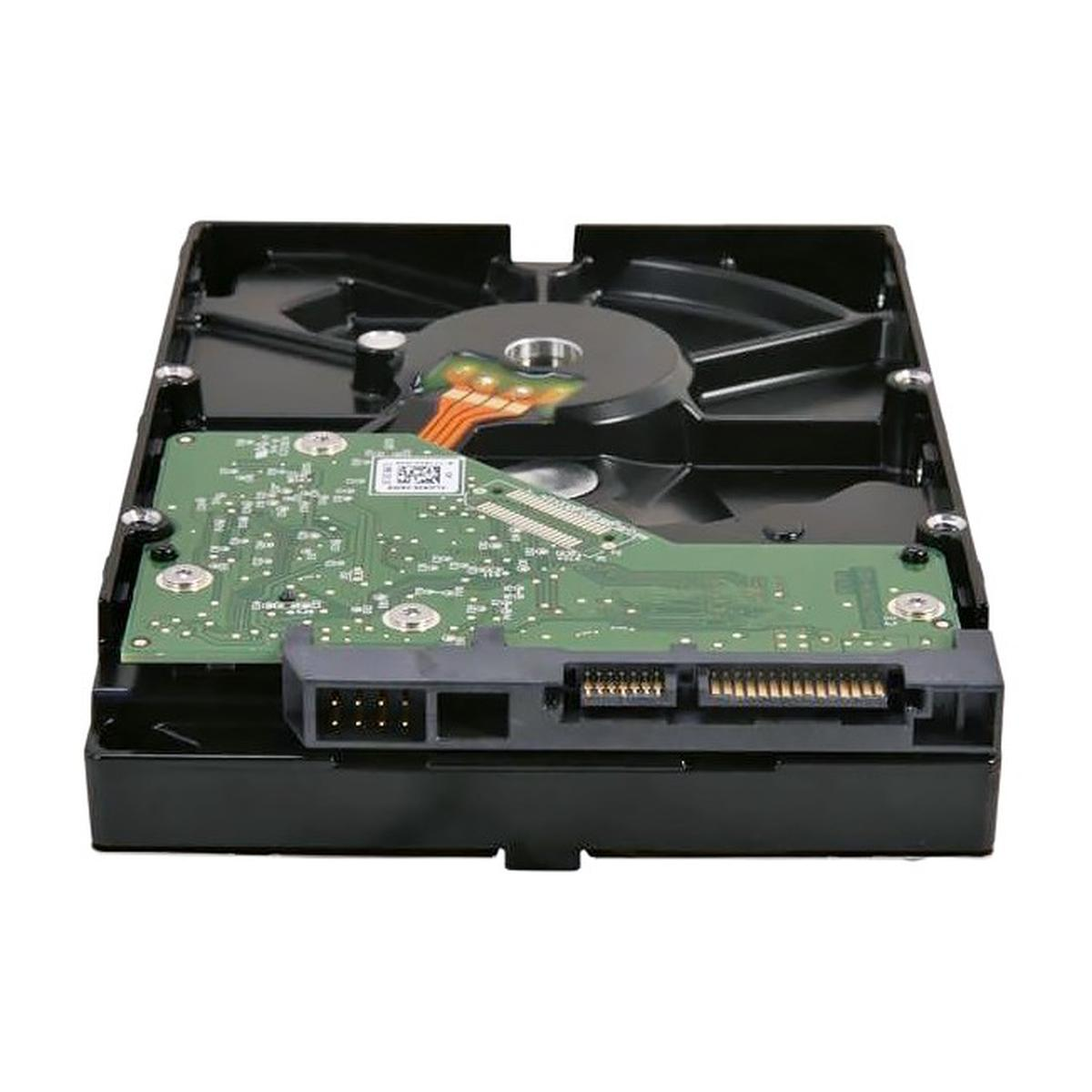 Viene mostrato un disco rigido del computer. Ha un involucro nero, un circuito stampato verde e vari connettori. La parte superiore è aperta, mostrando i componenti interni.