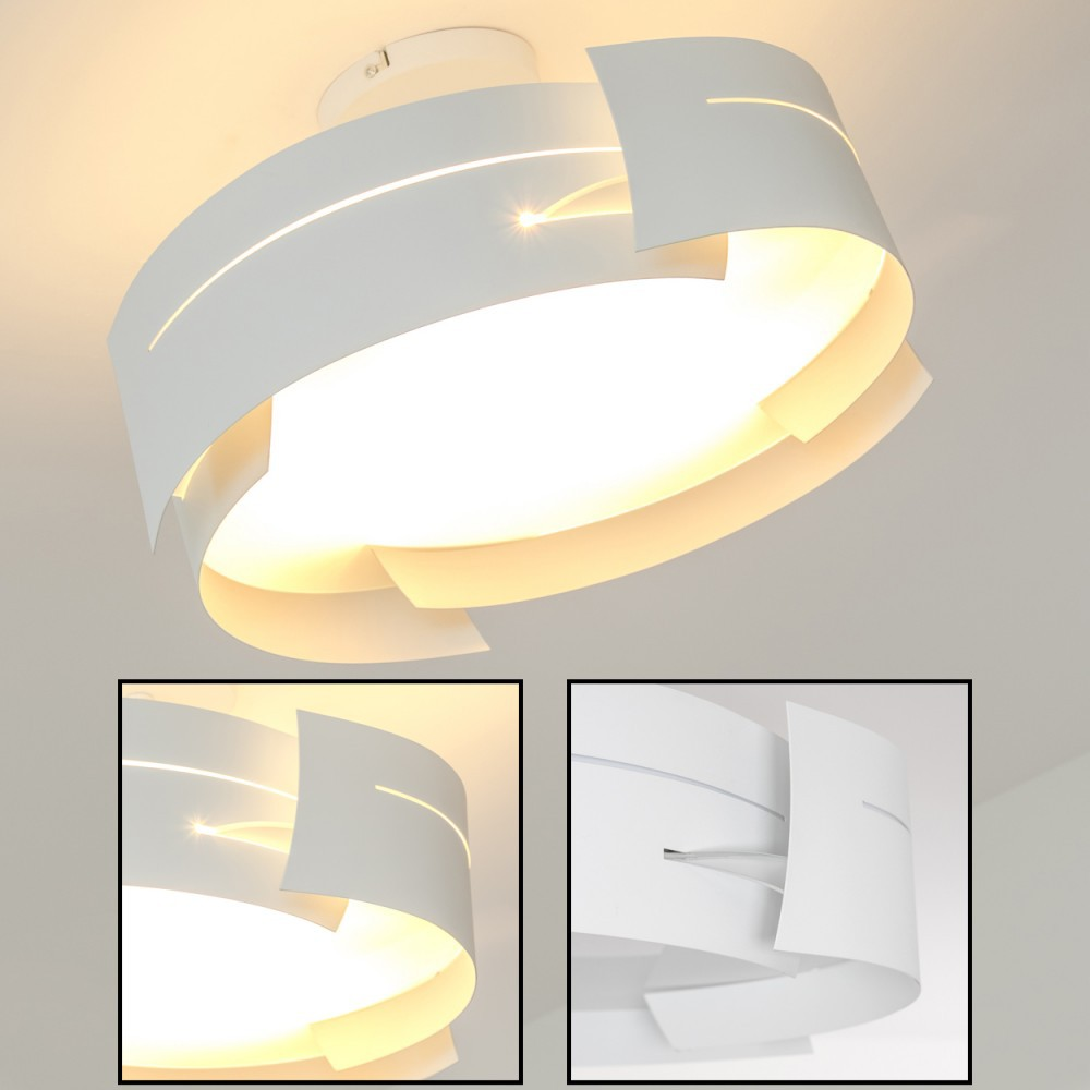 Eine weiße, moderne Deckenleuchte. Sie hat eine kreisförmige Form mit überlappenden, gebogenen Metallplatten und einem hellen, warmen Licht.
