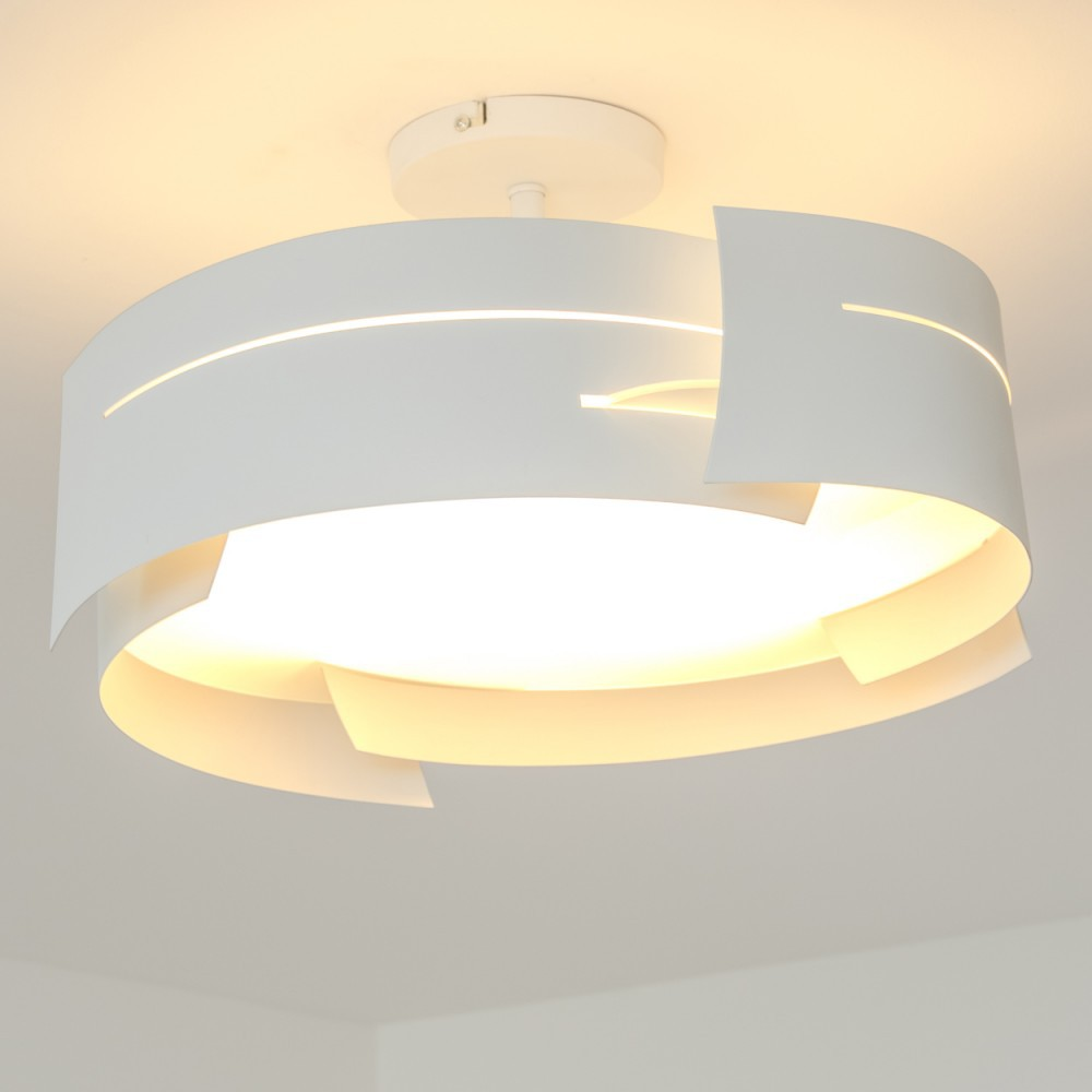 Eine weiße, moderne Deckenleuchte mit gebogenen Kanten und hellem, warmem Licht. Sie ist an einer weißen Decke montiert.