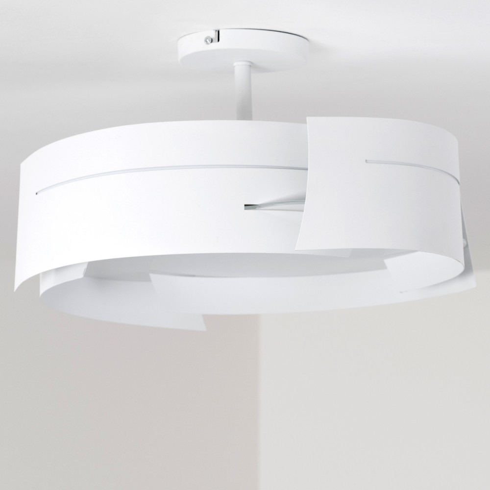 Eine weiße, moderne Deckenleuchte. Sie hat eine kreisförmige Form mit überlappenden, gebogenen Abschnitten und einem minimalistischen Design.