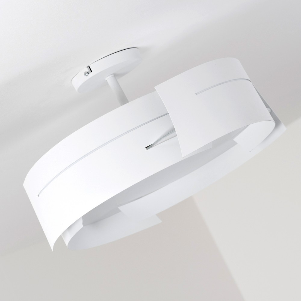 Eine weiße, moderne Deckenleuchte. Sie hat ein kreisförmiges Design mit überlappenden, gebogenen Abschnitten. Sie ist an einer weißen Decke montiert.