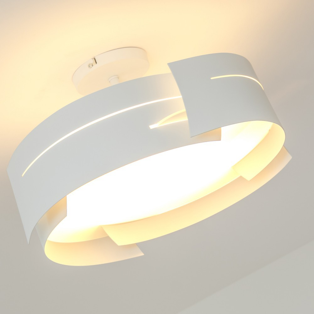 Gezeigt wird eine moderne weiße Deckenlampe. Sie hat ein geschwungenes Design mit hellem Licht von innen.