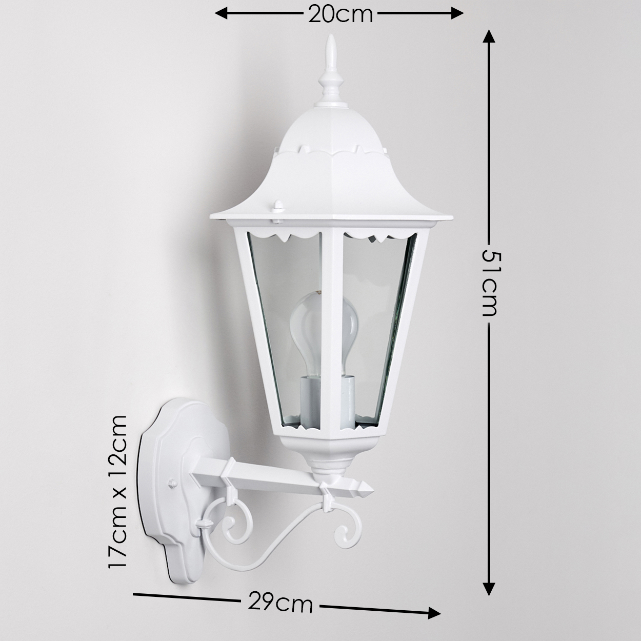 Eine weiße Wandlampe vor weißem Hintergrund. Die Lampe hat ein klassisches Design mit Maßangaben.