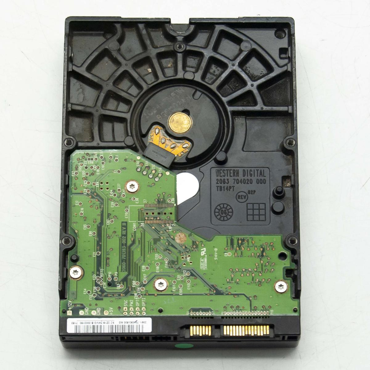 Un disco rigido con circuito stampato verde e involucro nero. Il marchio è Western Digital.