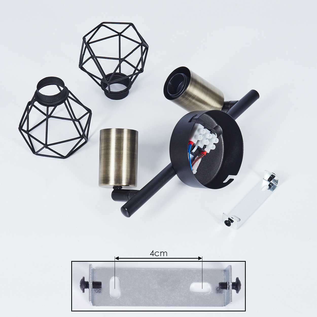 Zerlegte Teile einer modernen Lampe. Enthält Drahtgestellschirme, Messingzylinder, schwarzen Rahmen und eine Montagehalterung.