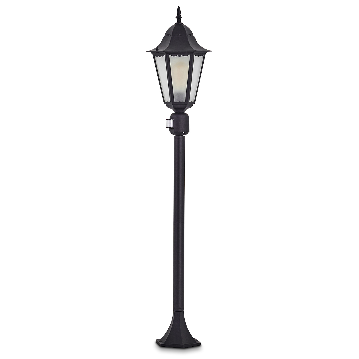 Eine schwarze Außenlaterne mit dekorativer Spitze, Glasscheiben und einem Sensor. Der Pfosten steht auf weißem Grund.