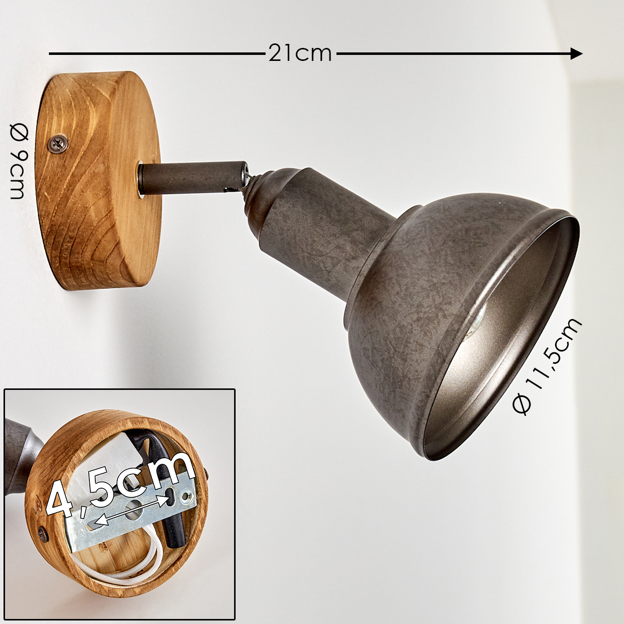 Ein Wandstrahler mit Holzsockel und metallischem Lampenkopf. Abmessungen sind auf dem Bild angegeben.