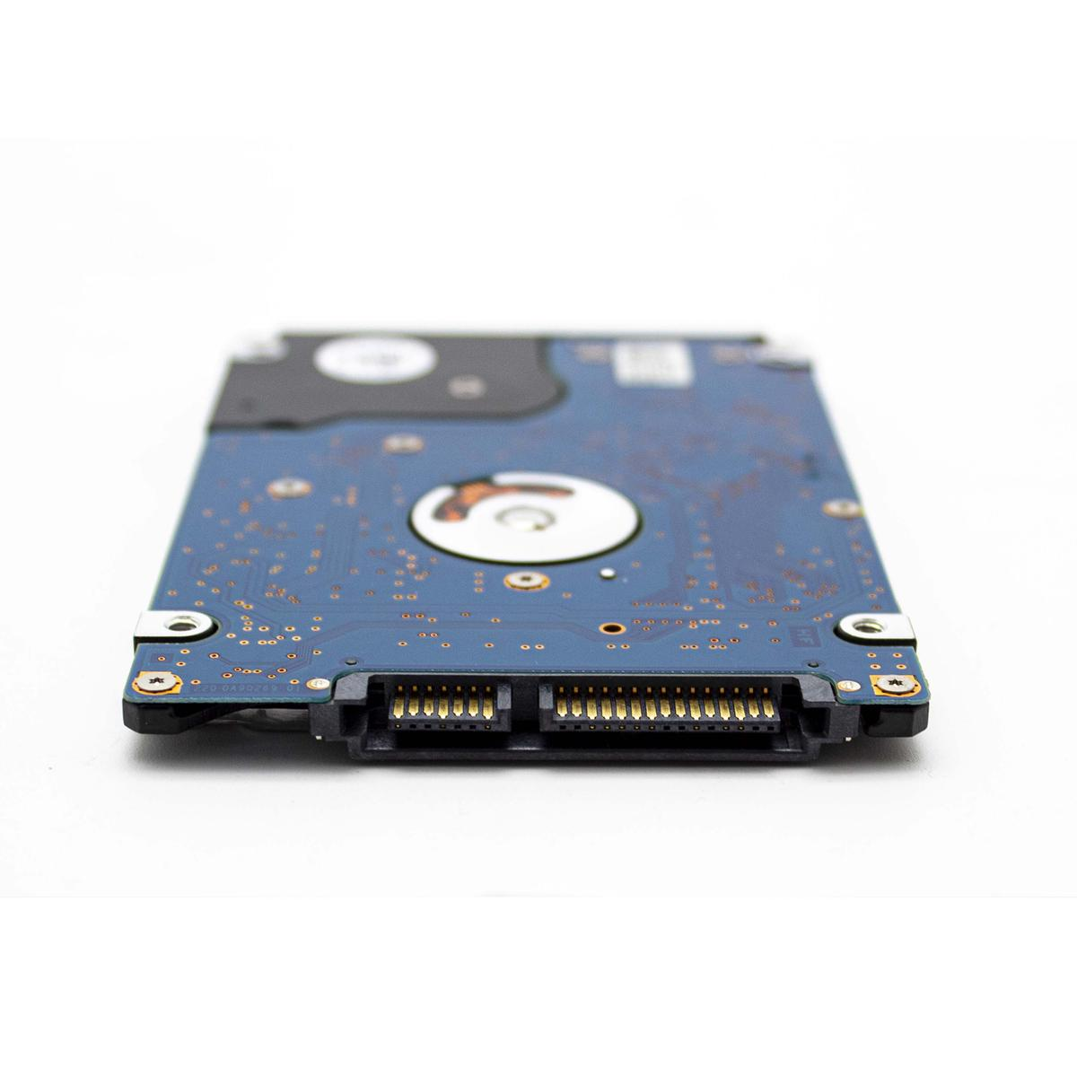 Primo piano di un disco rigido per computer. L'unità è blu, con connettori dorati e sfondo bianco.