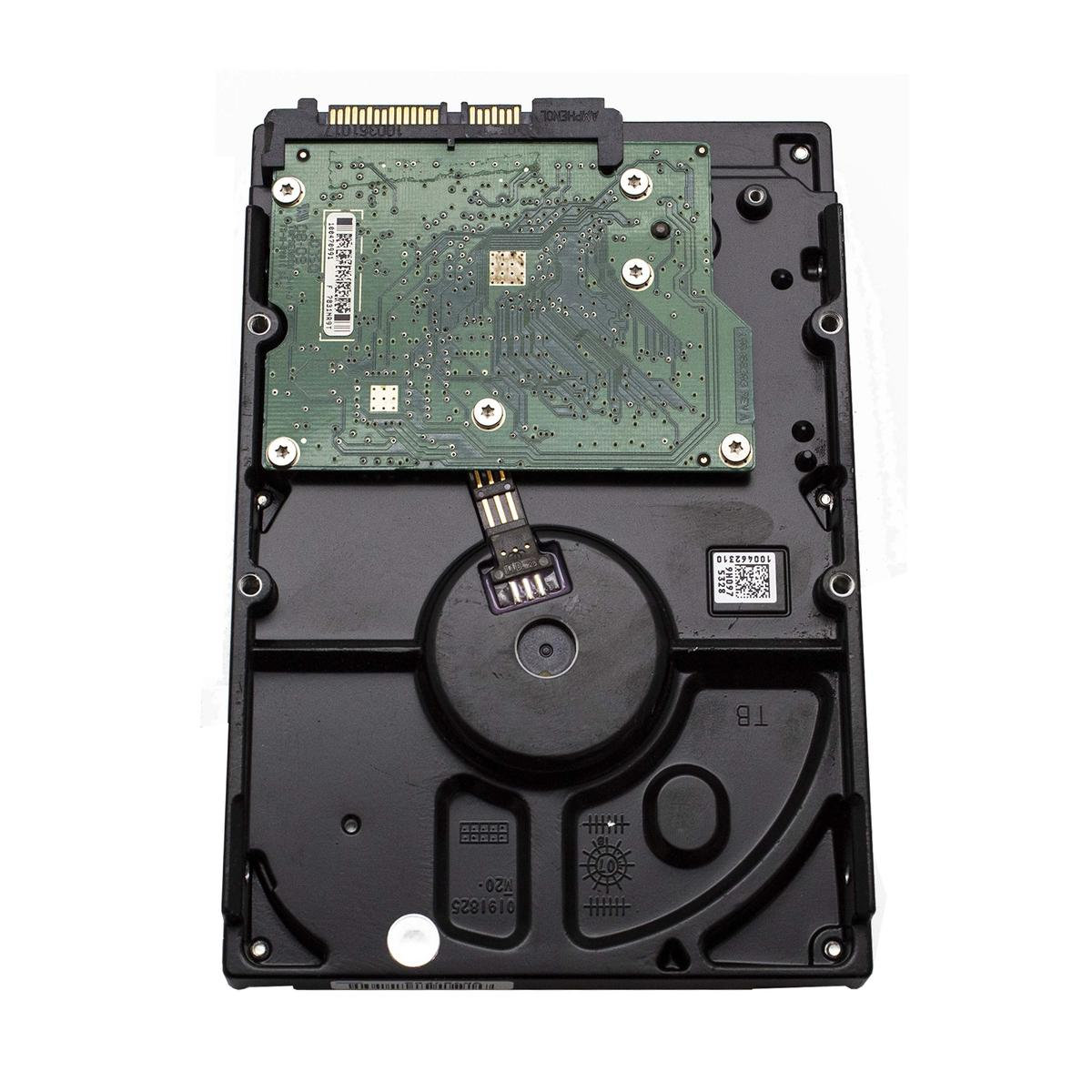 Un disco rigido per computer, involucro nero con una scheda circuiti verde sopra. Sono visibili varie porte e connettori.