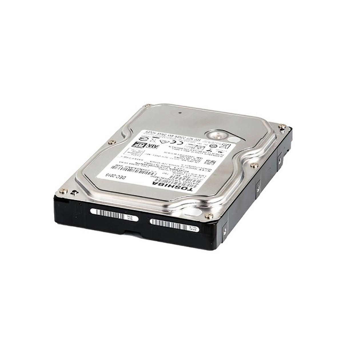 Un disco rigido Toshiba su sfondo bianco. Rettangolare con parte superiore argentata e base nera, etichettato.