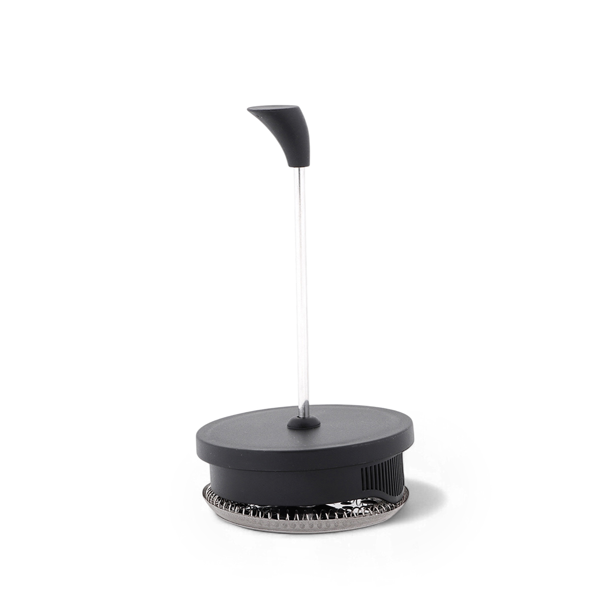 Un espumador de leche negro y plateado. Tiene un mango negro, un tallo transparente y una base negra con una parte inferior de malla plateada.
