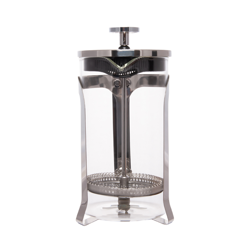 Beyaz zemin üzerinde, paslanmaz çelik çerçeveli ve pistonlu, şeffaf camdan bir French press kahve makinesi.