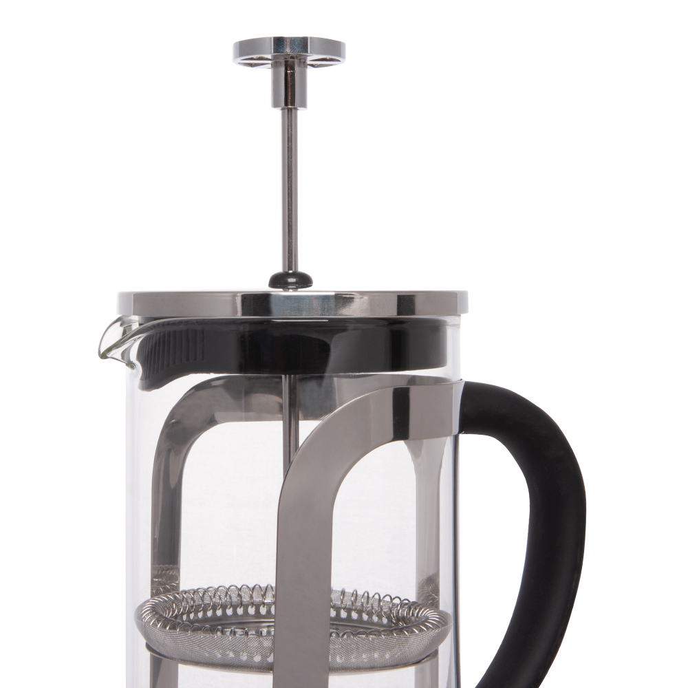 Bir French press kahve makinesi. Cam bir silindire, metal bir filtreye ve siyah bir sapa sahiptir. Arka plan beyazdır.