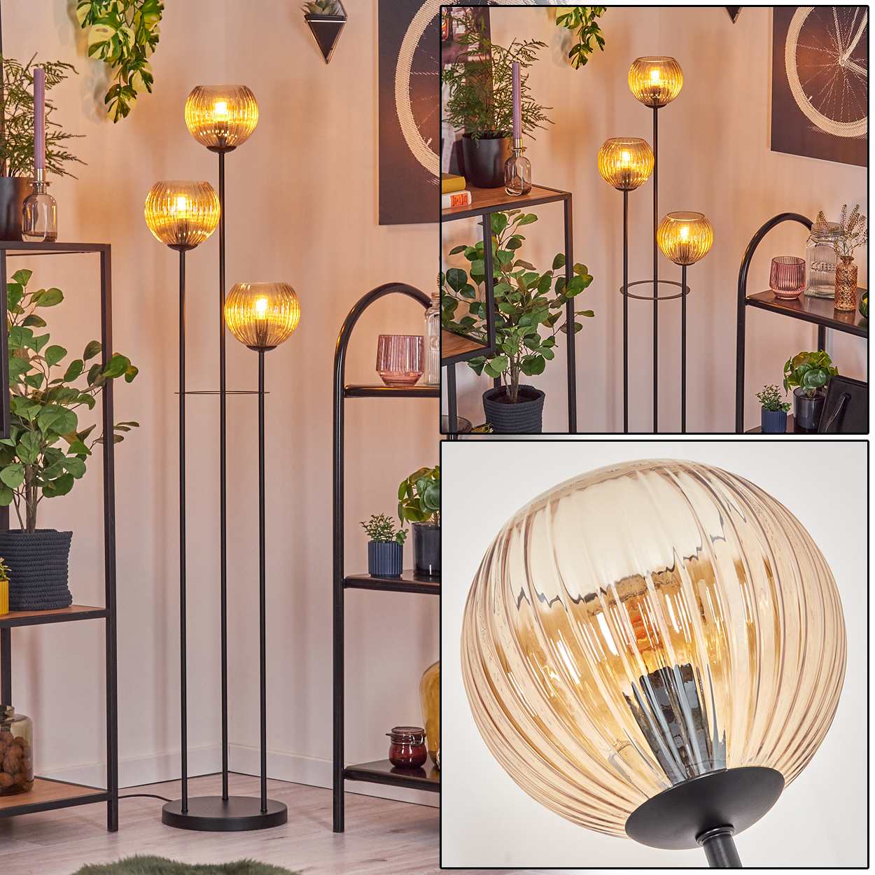 Eine moderne Stehlampe mit drei kugelförmigen Lichtern. Pflanzen und Regale befinden sich im Hintergrund, vor einer hellrosa Wand.