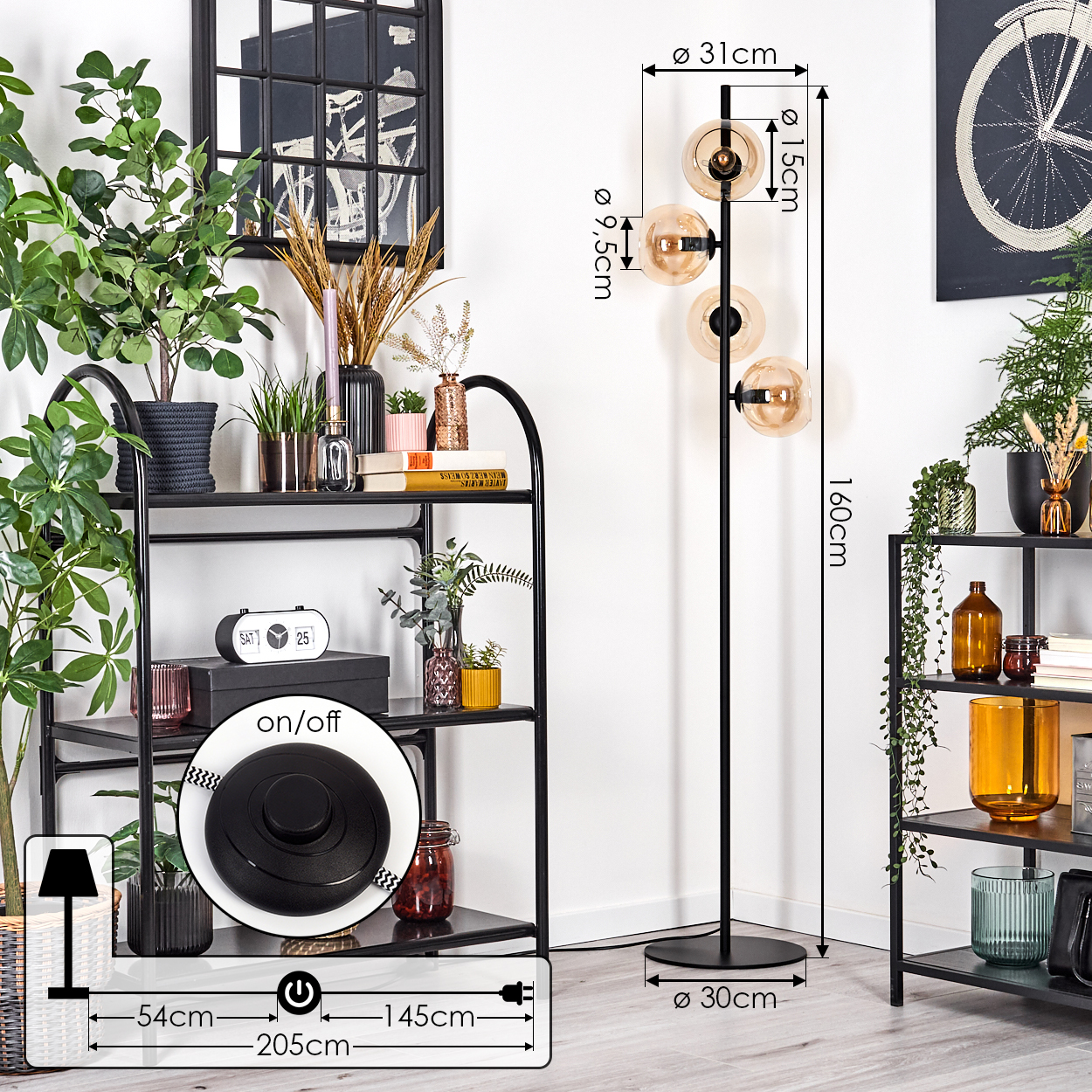 Ein modernes Wohnzimmer mit einer schwarzen Stehlampe mit drei Glaskugeln. Regale mit Dekoration und Pflanzen sind auf beiden Seiten.