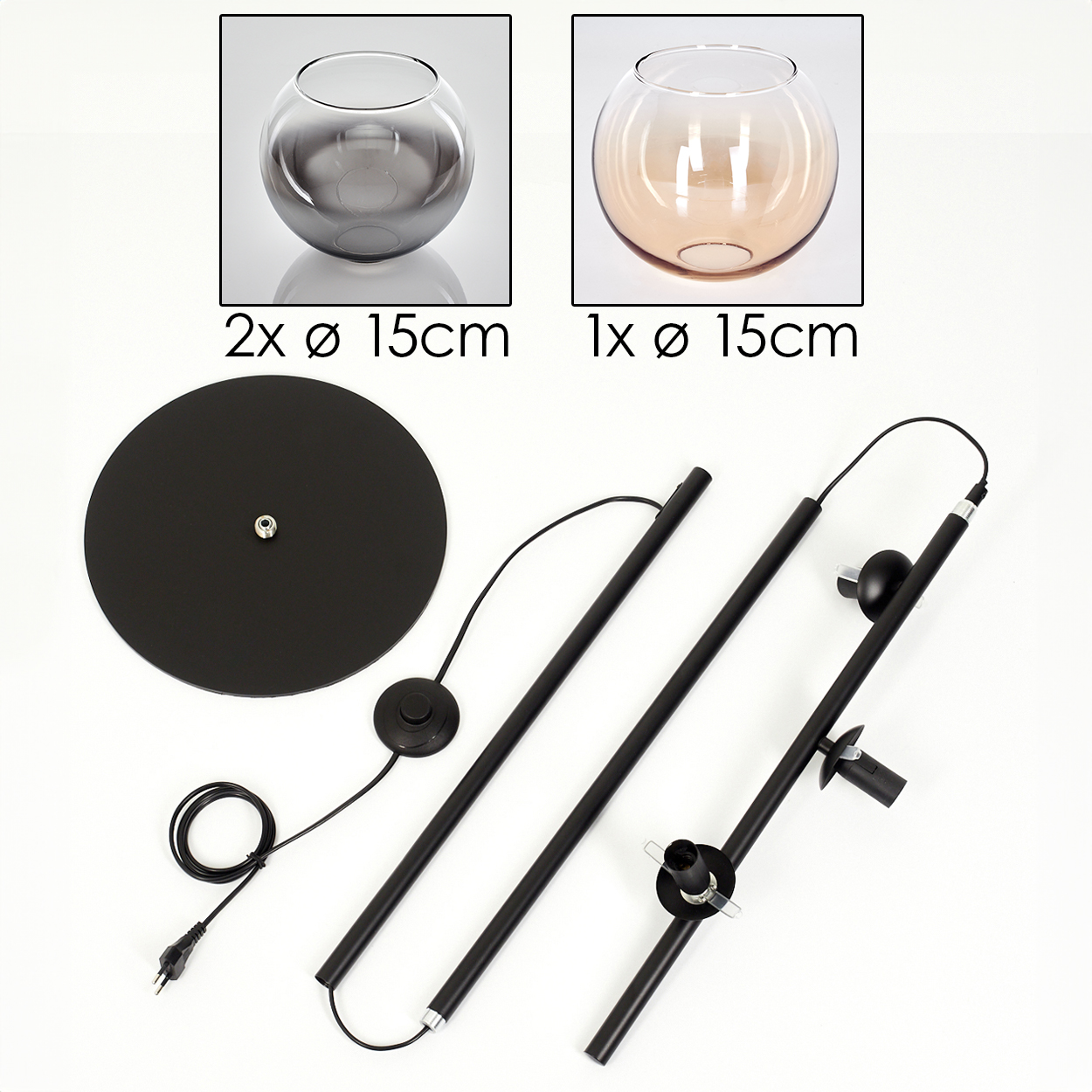 Das Bild zeigt die zerlegten Teile einer schwarzen Stehlampe, darunter ein Sockel, Stangen und ein Lampenschirm. Zwei Glasschalen sind ebenfalls vorhanden.