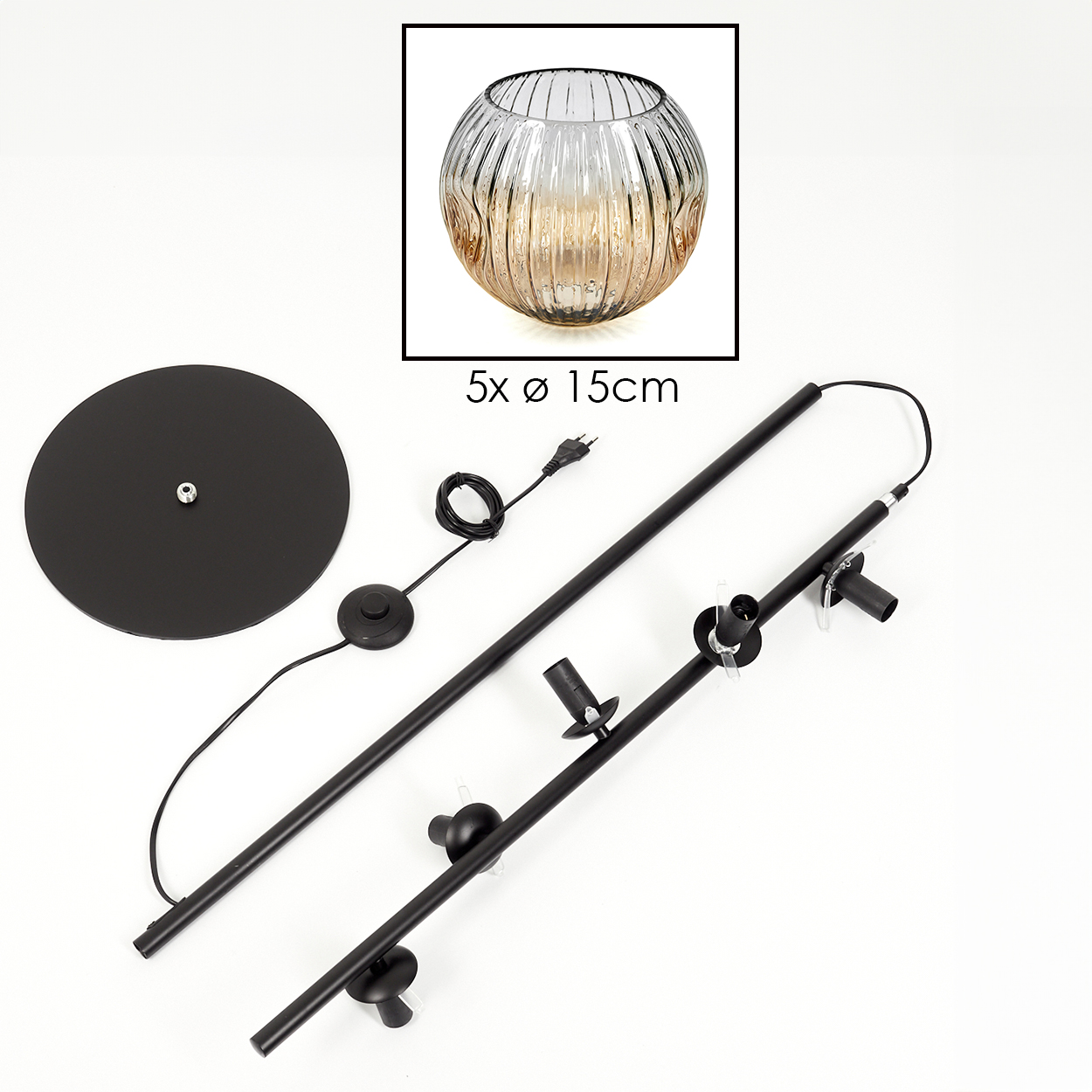 Eine zerlegte schwarze Stehlampe mit rundem Sockel, zwei Stangen und einem Glasschirm mit dem Text "5x Ø 15cm".