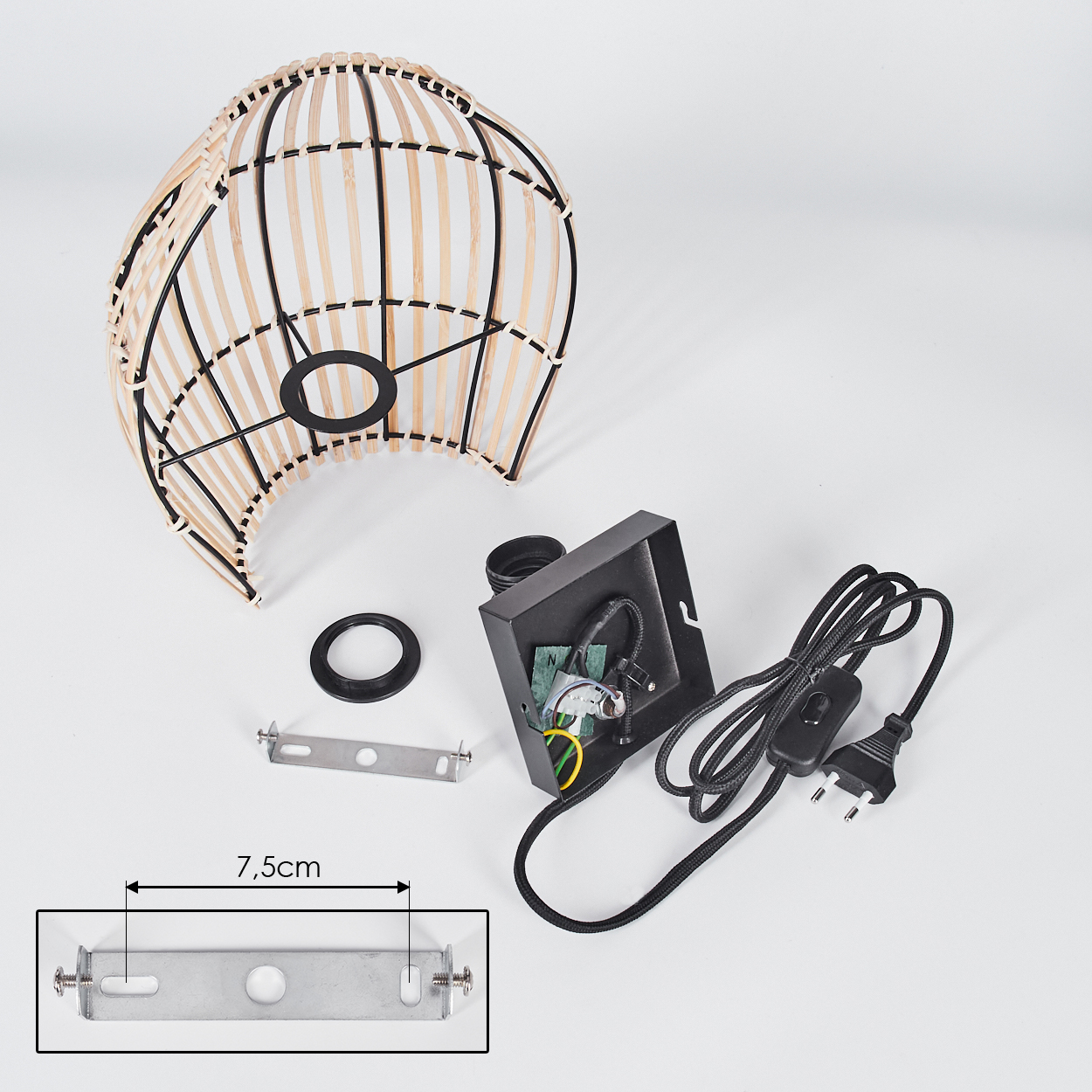 Zerlegte Pendelleuchte. Gewebter Schirm, schwarze Box mit Drähten, Metallhalterung, Netzkabel und eine 7,5 cm lange Halterung.