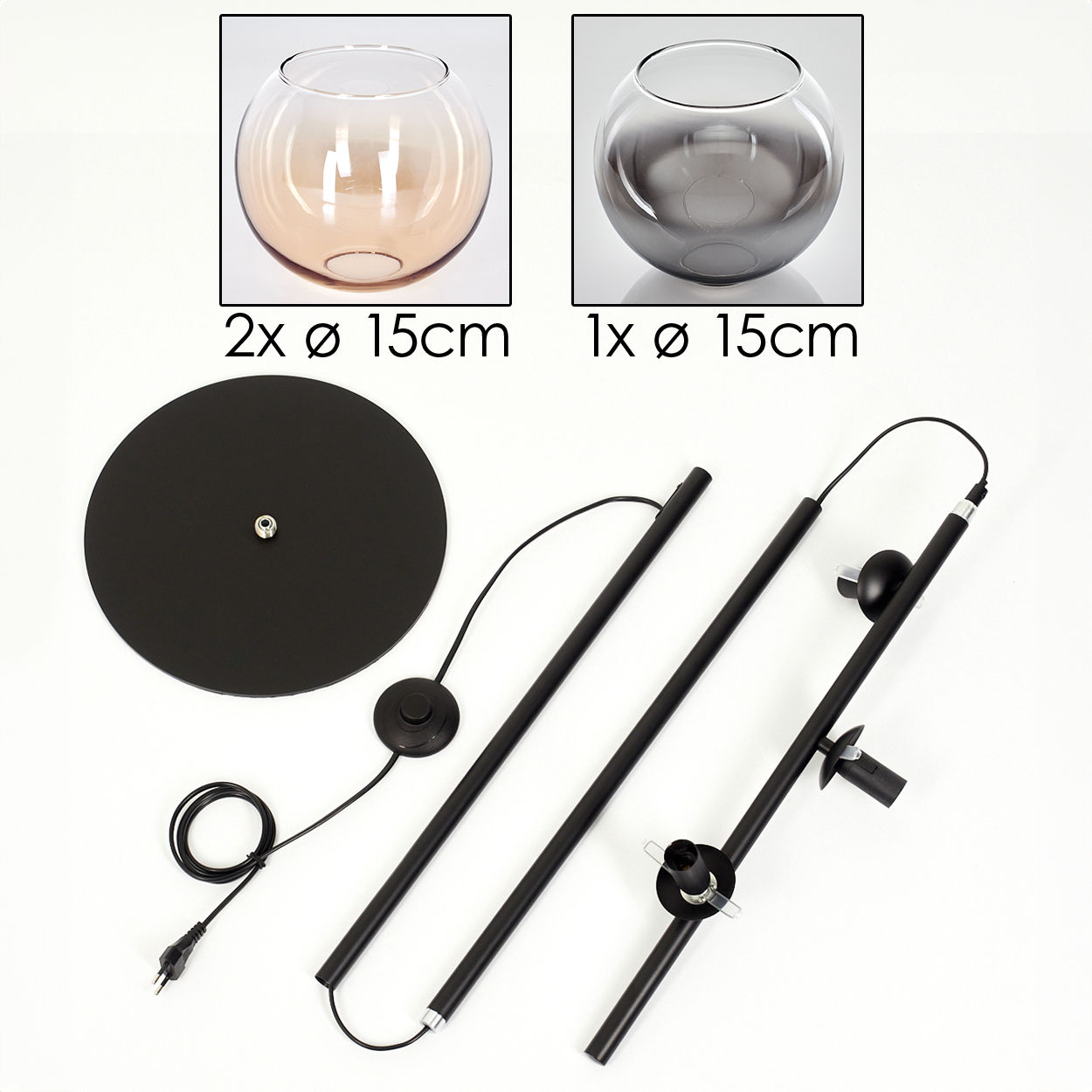 Das Bild zeigt zerlegte Teile einer schwarzen Stehlampe. Oben befinden sich zwei Glasschalen. Sockel, Stangen und Kabel sind sichtbar.