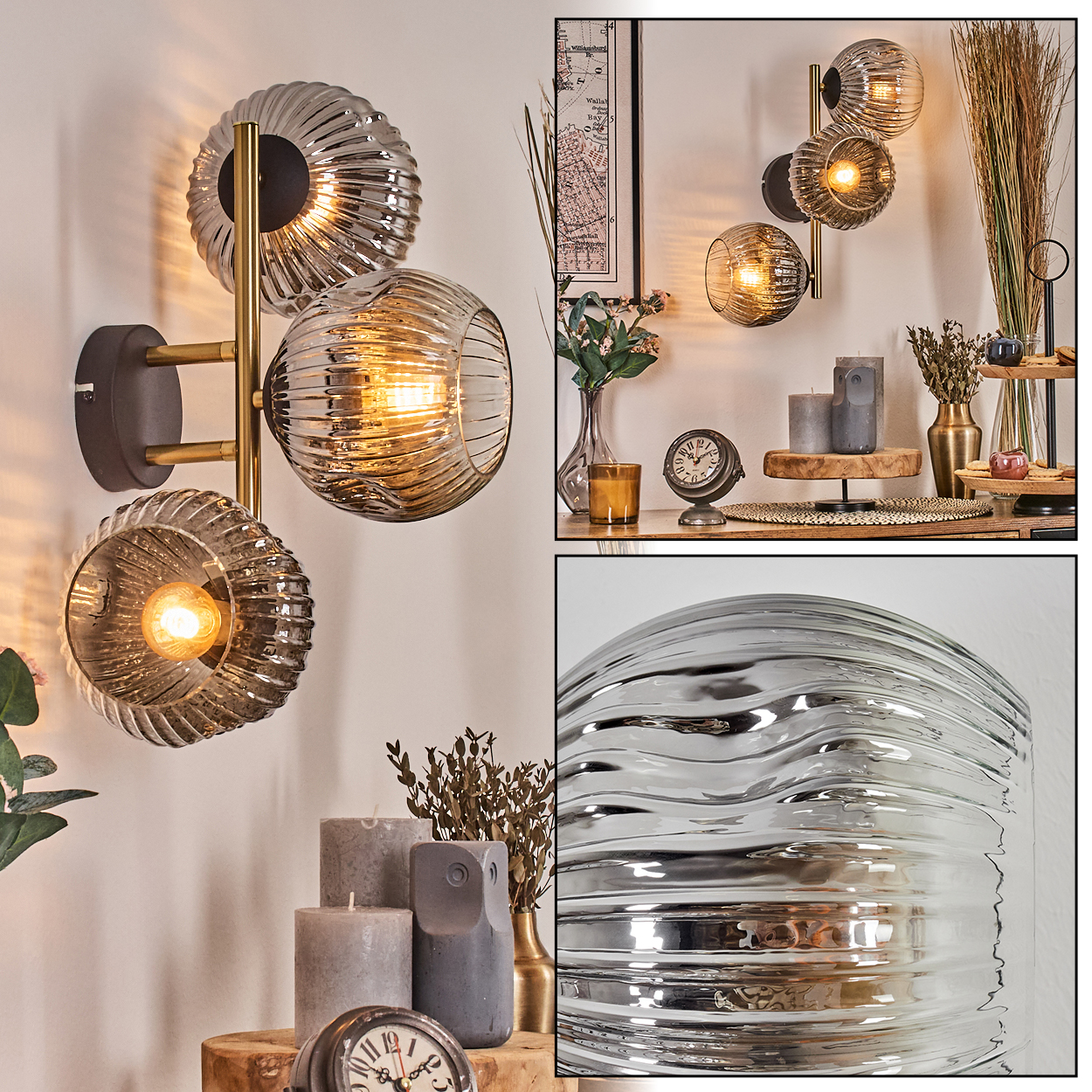 Eine Wandlampe mit drei Glaskugeln. Im Hintergrund ein Tisch mit Kerzen, einer Uhr und Dekorationen. Die Lampe befindet sich an einer weißen Wand.