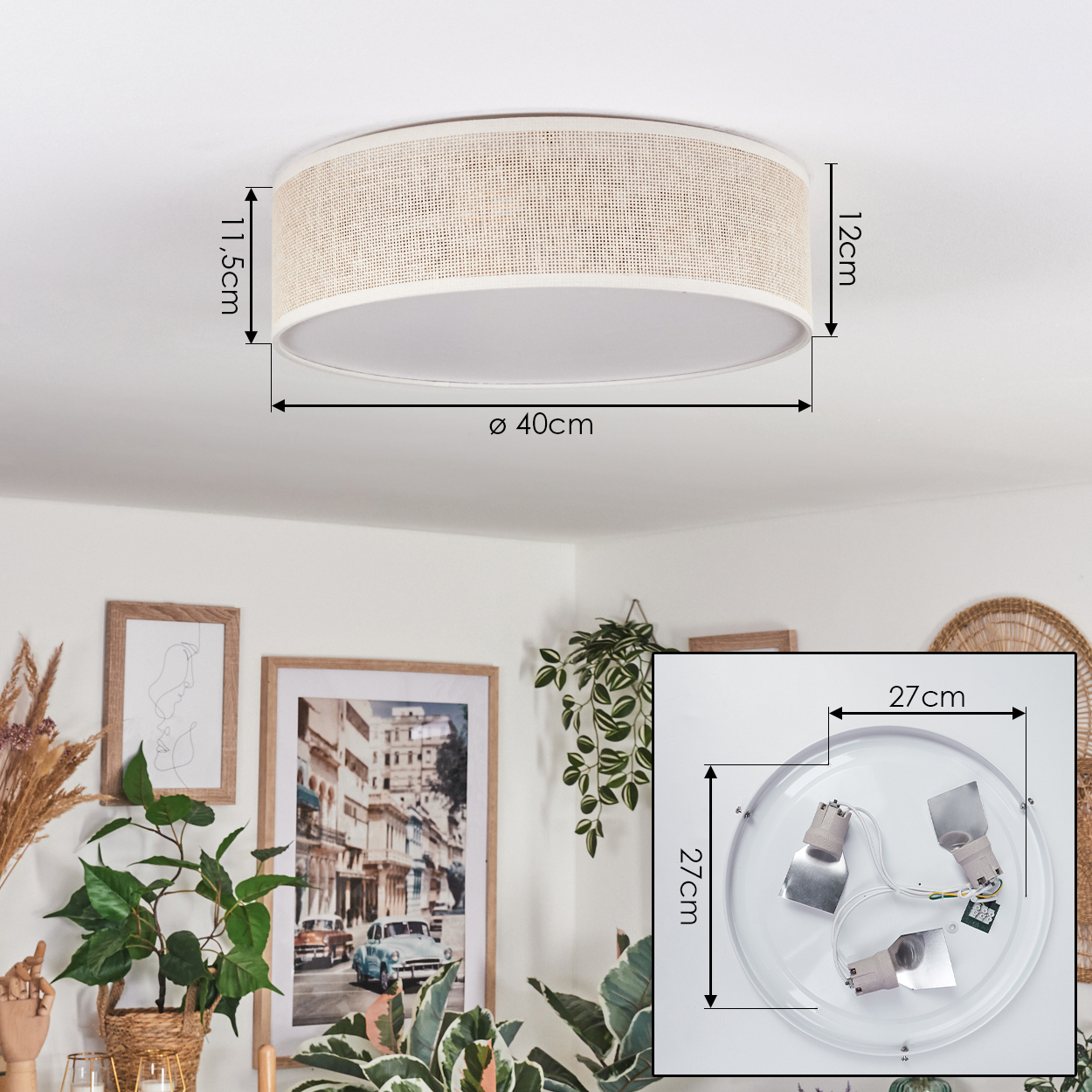 Eine Deckenleuchte mit gewebtem Lampenschirm wird gezeigt. Die Leuchte hat einen Durchmesser von 40 cm und ist beschriftet. Pflanzen und gerahmte Kunstwerke sind unten.