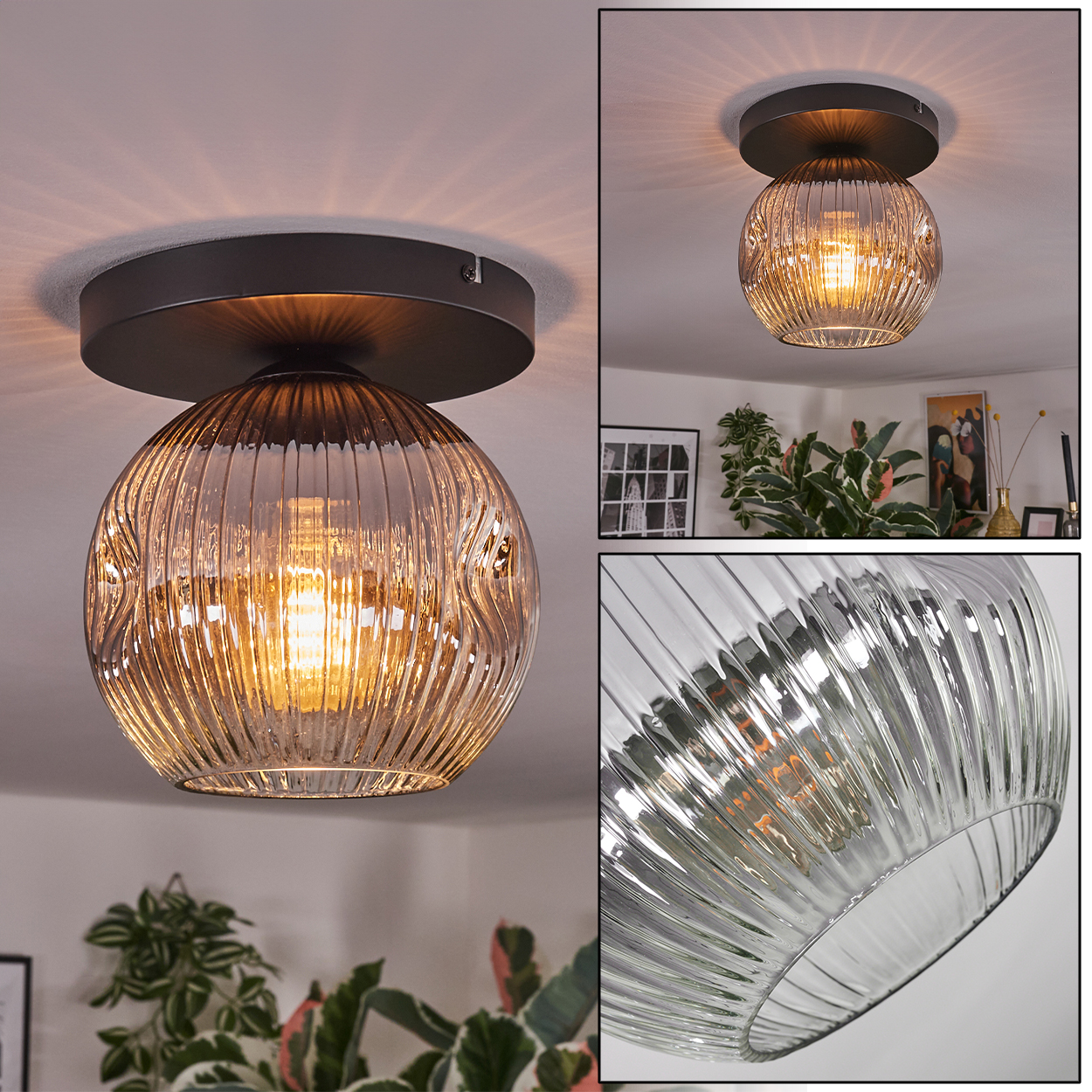Nahaufnahme einer Deckenlampe mit geriffeltem, transparentem Glasschirm. Die Glühbirne leuchtet darin. Pflanzen und Bilder sind im Hintergrund.