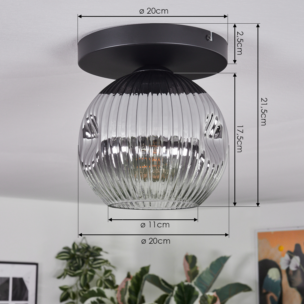 Eine moderne Deckenlampe mit geriffeltem, transparentem Glasschirm. Sie ist auf einem schwarzen, kreisförmigen Sockel montiert. Abmessungen sind angegeben.