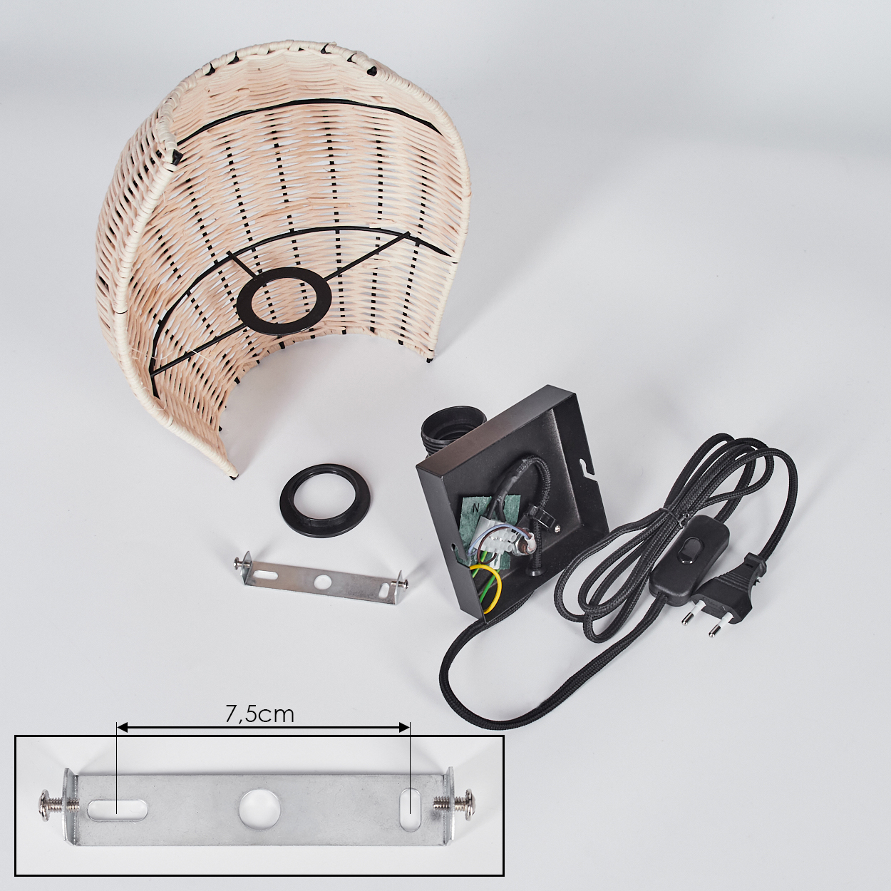 Eine zerlegte Lampe mit geflochtenem Lampenschirm, elektrischen Komponenten und einer Halterung. Die Halterung ist 7,5 cm lang.