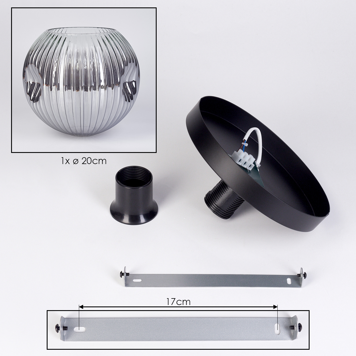 Ein zerlegter Lampenbausatz: ein geriffelter Glasschirm, ein schwarzer Lampenhalter, eine Montageplatte und eine schwarze Deckenplatte.