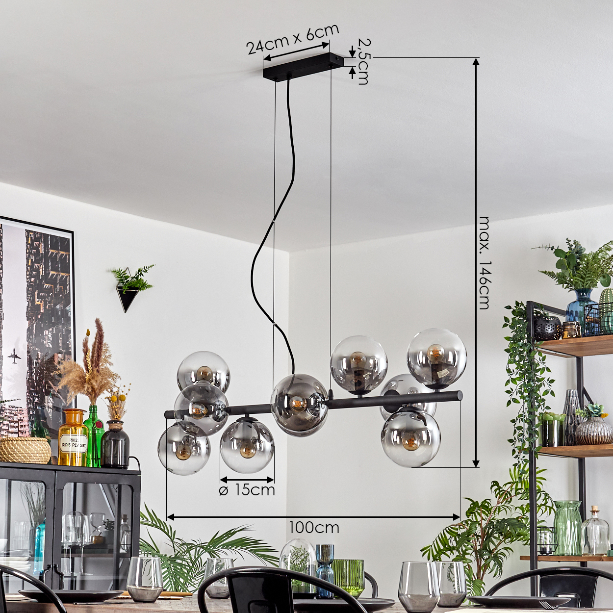 Ein modernes Esszimmer mit einem schwarzen Kronleuchter mit Glaskugeln. Maße sind für die Teile des Kronleuchters angegeben.