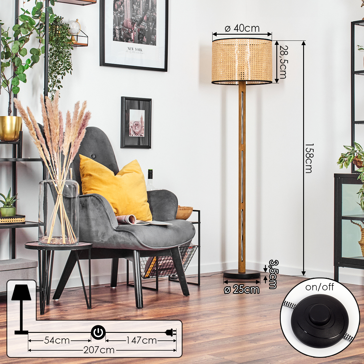 Ein Raum mit Stehlampe, grauem Sessel mit gelbem Kissen und Tisch mit Vase. Ein New York Bild hängt an der Wand.