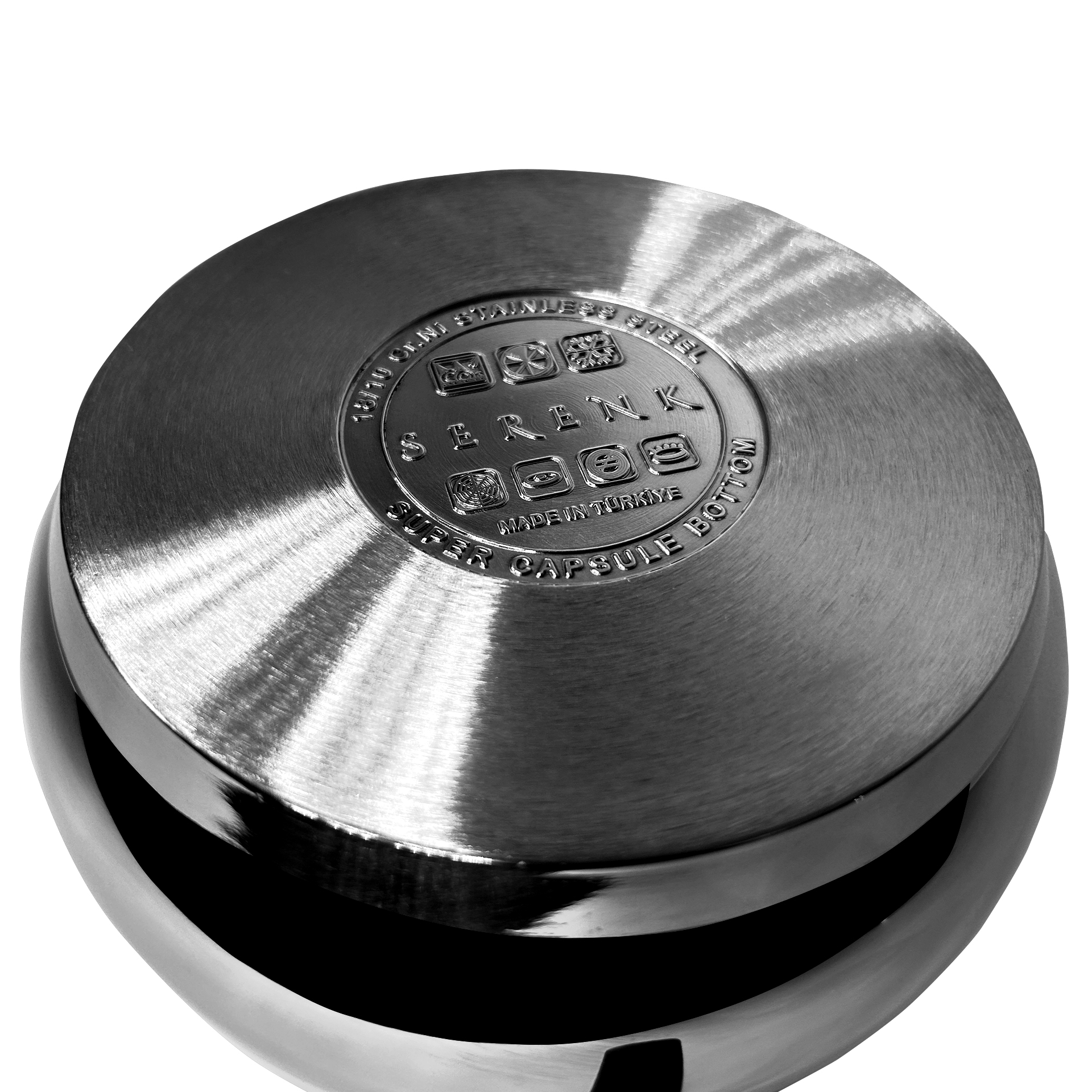 Primer plano de la base de una olla de acero inoxidable. La marca 'Serenk' es visible, junto con 'Made in Türkiye'.
