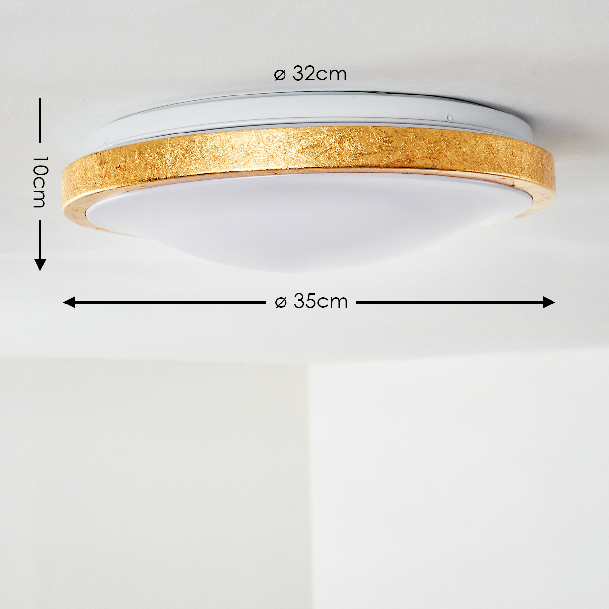 Deckenleuchte mit weißem Sockel, goldfarbenem Rand und heller weißer Lichtabdeckung. Abmessungen sind angegeben.