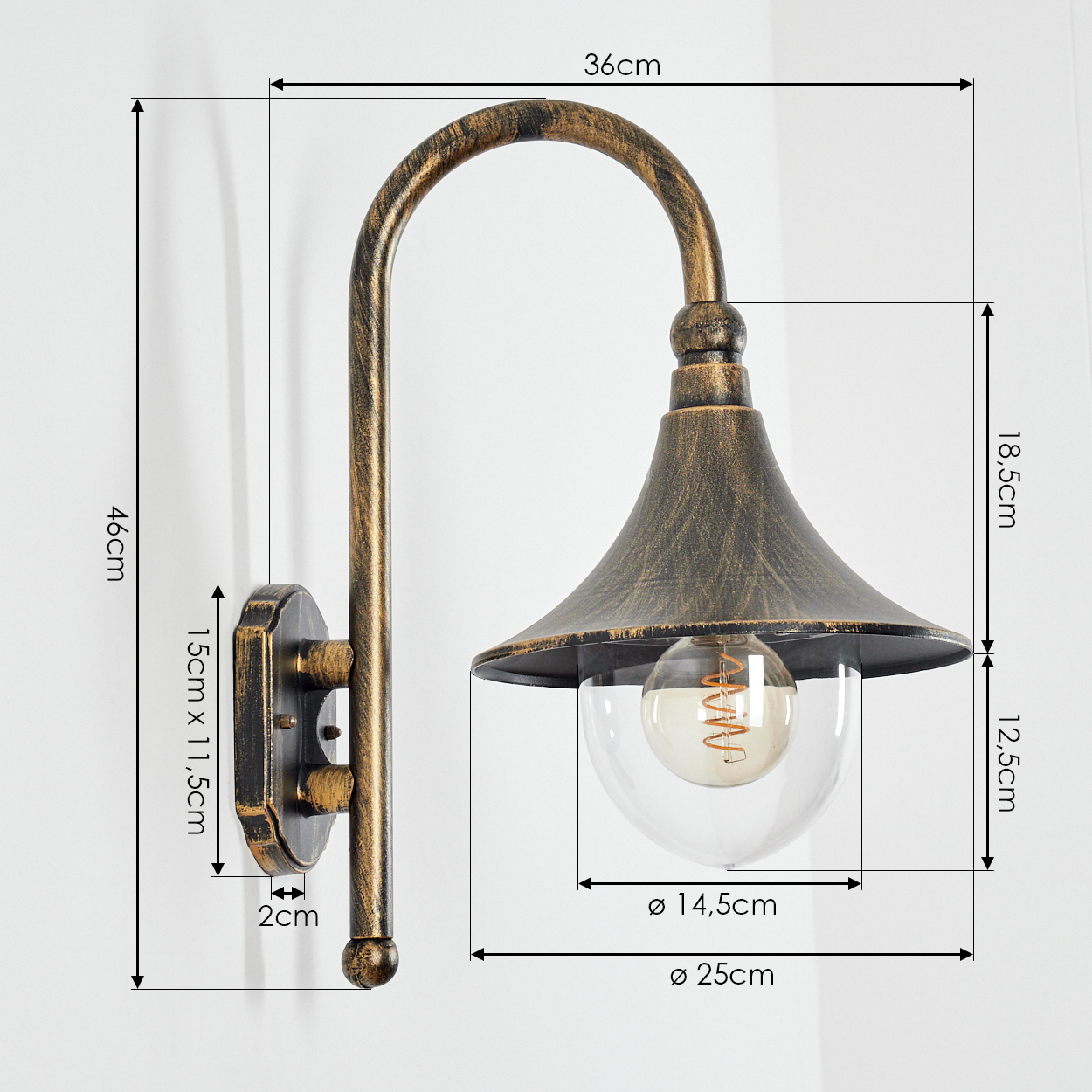 Eine Wandlampe im antiken Stil mit markierten Abmessungen. Die Lampe ist bronzefarben, mit einem gebogenen Arm, einem glockenförmigen Schirm und einer Glühbirne.