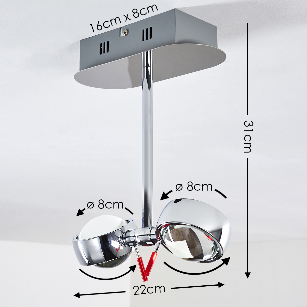 Eine verchromte Deckenlampe mit zwei verstellbaren Strahlern. Maße von Höhe und Breite sind angegeben. Der Hintergrund ist weiß.