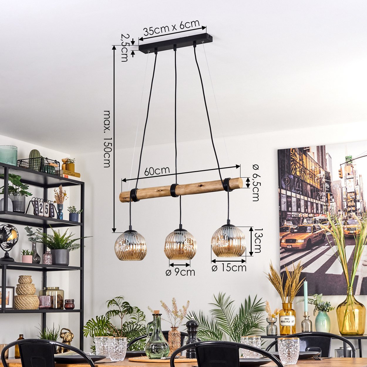 Ein modernes Esszimmer mit Hängelampe, gedecktem Tisch und New York City-Foto an der Wand.