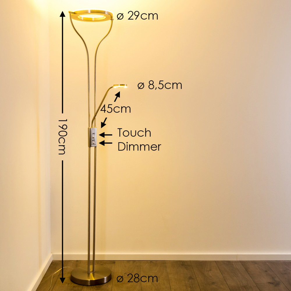 Eine goldene Stehlampe mit zwei Lichtern, Touch-Dimmer und beschrifteten Abmessungen. Der Hintergrund ist eine beige Wand und ein Holzboden.