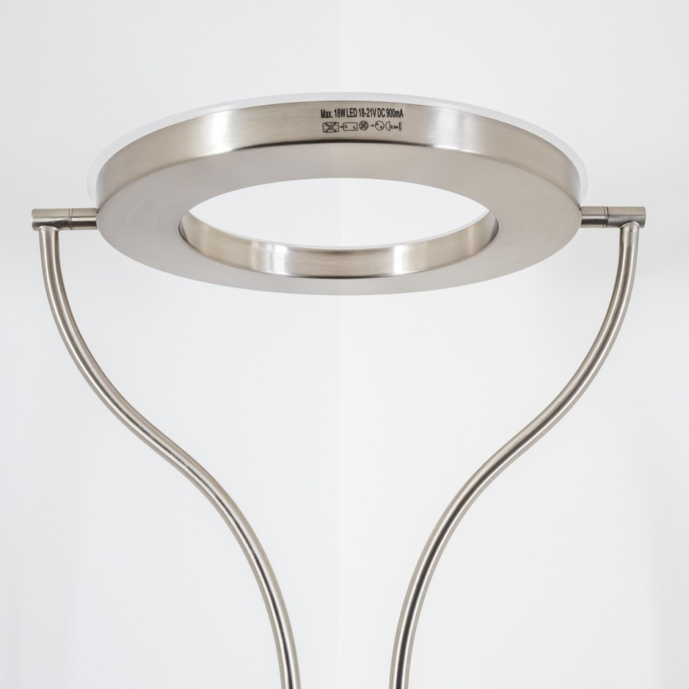 Eine moderne silberne Lampe mit kreisförmigem Licht, getragen von gebogenen Metallarmen vor weißem Hintergrund.