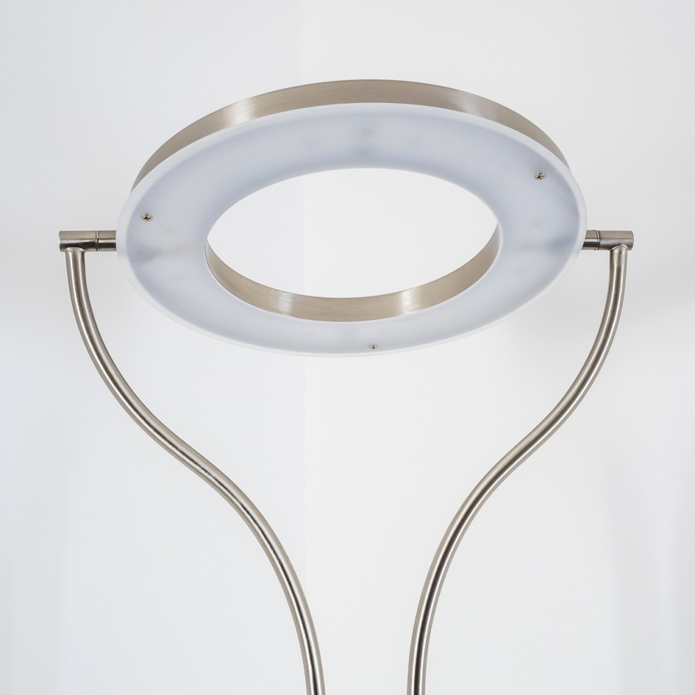 Eine moderne silberne Lampe mit ringförmigem Licht. Sie steht auf zwei gebogenen Stützen vor weißem Hintergrund.