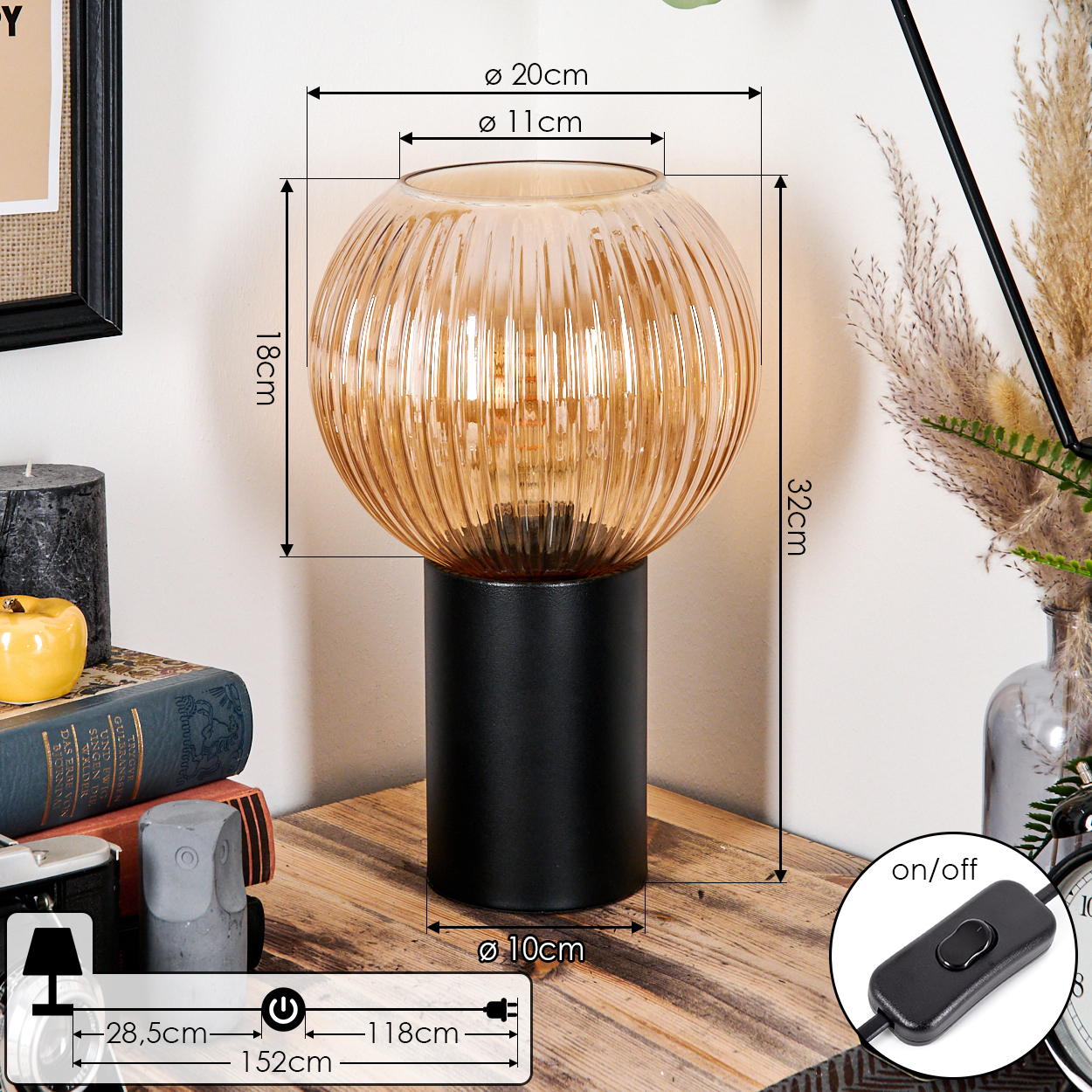 Eine dekorative Tischlampe mit geriffeltem, bernsteinfarbenem Glasschirm und schwarzem Sockel auf Holzoberfläche.