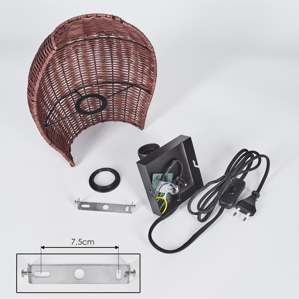 Eine zerlegte Pendelleuchte mit braunem Korblampenschirm, schwarzer Elektrobox und Kabel mit Stecker.