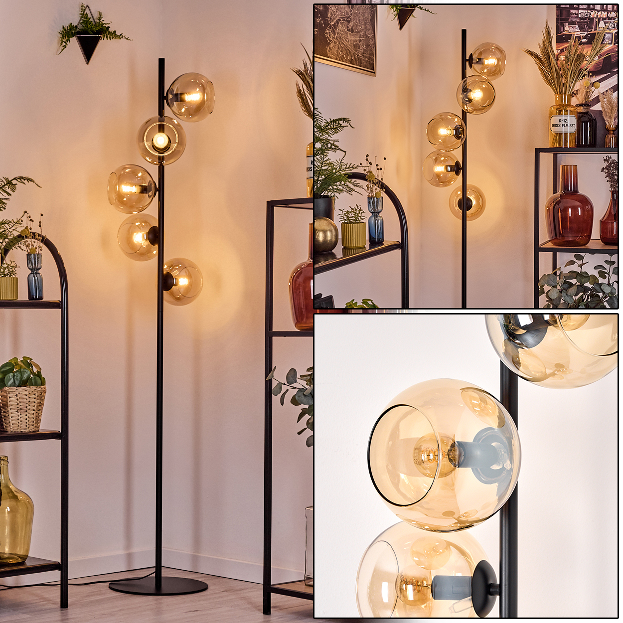 Moderne Stehlampe mit bernsteinfarbenen Glaskugeln. Schwarzer Metallrahmen. Regale mit Pflanzen und Dekorationsartikeln im Hintergrund.