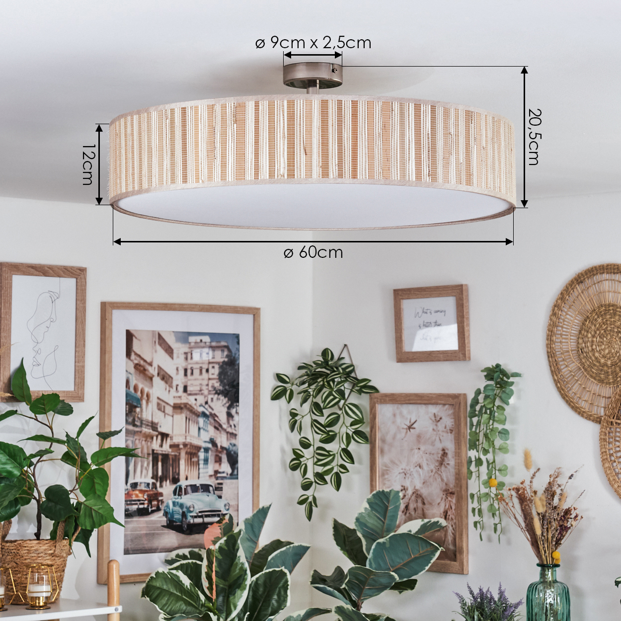 Eine beige Deckenlampe mit Maßen hängt über gerahmten Bildern und Pflanzen. Ein Korb, eine Vase und ein Regal sind im Vordergrund.