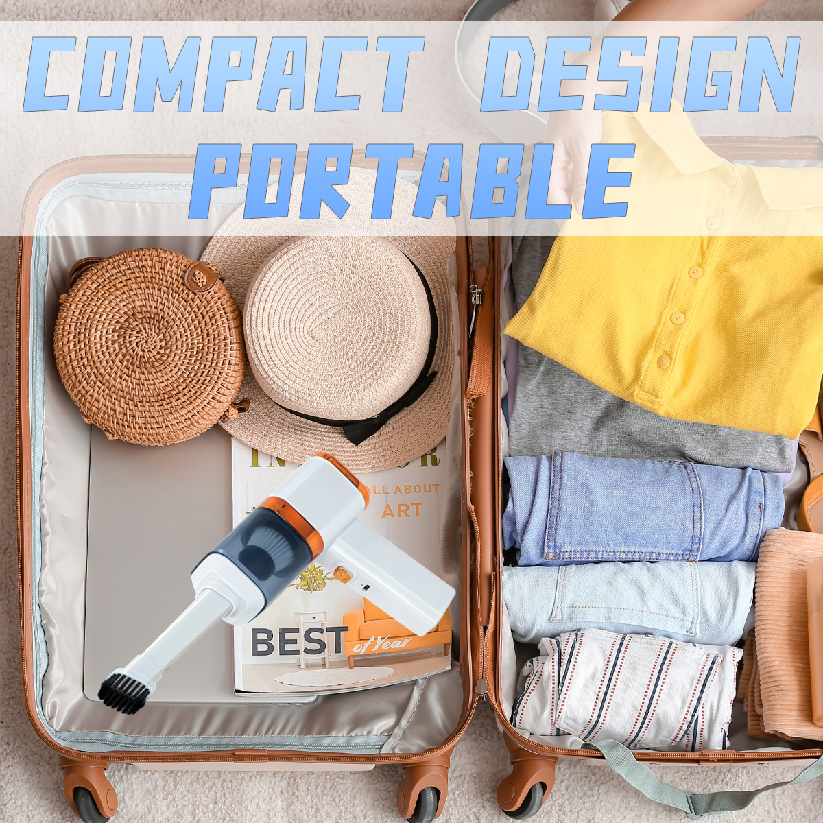 Offener Koffer mit Kleidung, Hüten und einem kleinen Staubsauger. Die Szene deutet auf Reisen mit kompaktem Design hin.