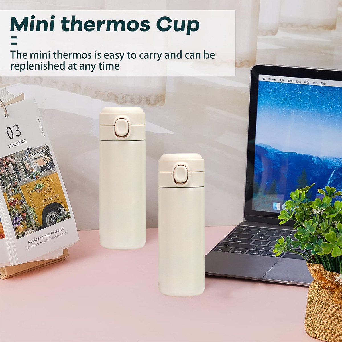 Zwei cremefarbene Mini-Thermoskannen auf einer rosa Oberfläche. Ein Kalender und ein Laptop sind im Hintergrund zu sehen.