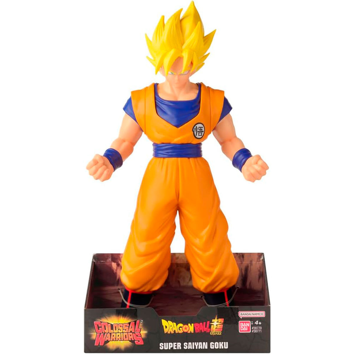Figurka Super Saiyan Goku w pomarańczowym i niebieskim mundurze stoi na pudełku. Figurka ma żółte włosy i jest w pozycji bojowej.