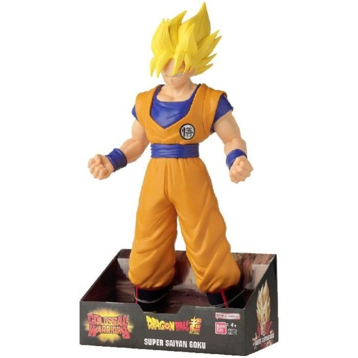 Figurka Super Saiyan Goku stoi na pudełku. Ma żółte włosy, pomarańczowy strój z niebieskimi akcentami. Na pudełku napis Dragon Ball.